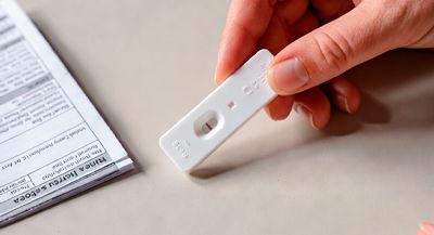 Рука держит белый тест на наркотики с одной контрольной линией